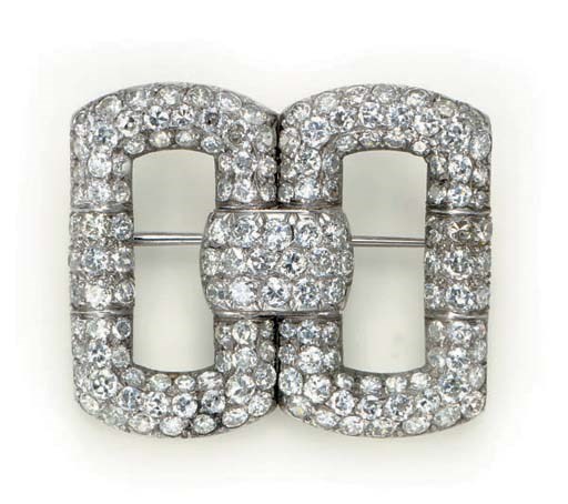 AN ART DECO DIAMOND AND PLATINUM BUCKLE BROOCH