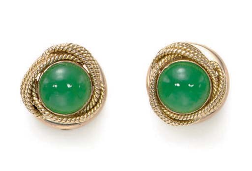 A PAIR OF JADE AND GOLD CUFFLINKS