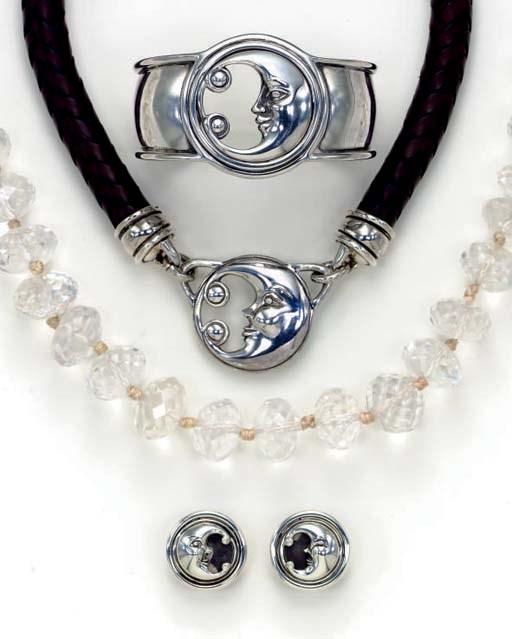 A GROUP OF COSTUME JEWELRY