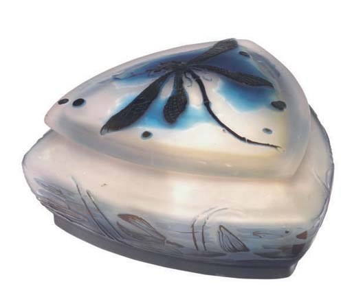 A FRENCH CAMEO GLASS LANDSCAPE COVERED BOX,