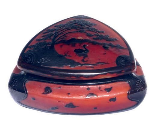 A FRENCH CAMEO GLASS BOX AND COVER,