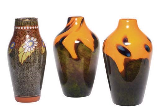 A BELGIUM ART DECO GLASS VASE,