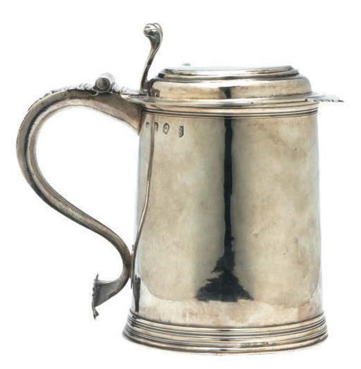 A QUEEN ANNE SILVER TANKARD WITH HINGED COVER,