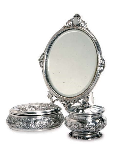 A FRENCH SILVER HANDBAG AND A GROUP OF CONTINENTAL SILVER TOILETTE ARTICLES,