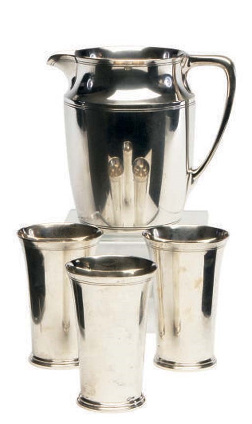 AN AMERICAN SILVER WATER PITCHER AND SIX BEAKER CUPS,