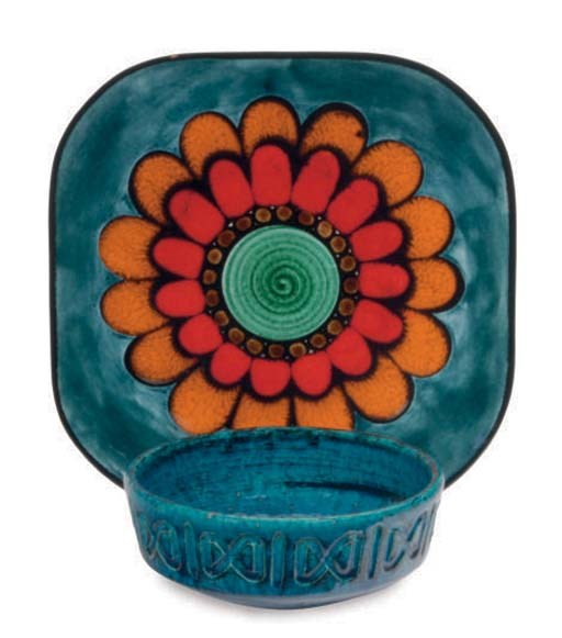 A GROUP OF CONTINENTAL POTTERY TABLE ARTICLES,