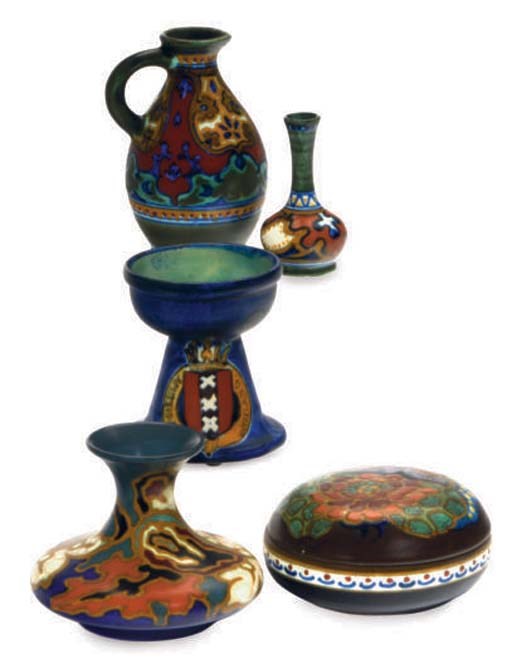 A GROUP OF TWELVE DUTCH CERAMIC TABLE ARTICLES,