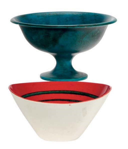 A GROUP OF FIVE CONTINENTAL CERAMIC TABLE ARTICLES,
