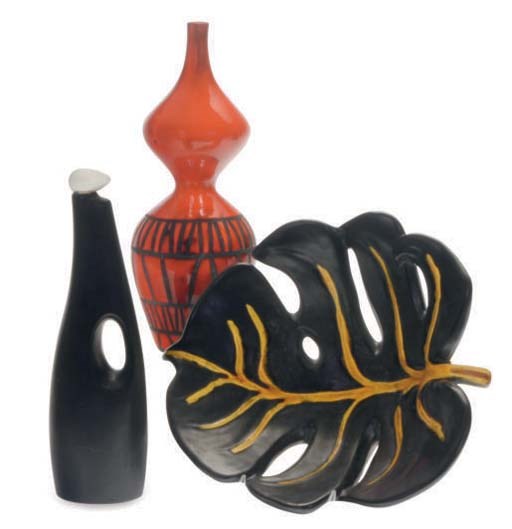 A GROUP OF CONTINENTAL POTTERY TABLEWARES,