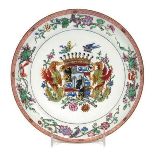A SET OF TEN CHINESE EXPORT ARMORIAL PORCELAIN DINNER PLATES,
