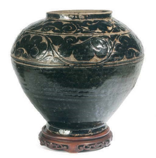 A CHINESE STONEWARE CIZHOU BROWN-GLAZED CARVED JAR,