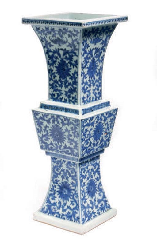 A CHINESE PORCELAIN BLUE AND WHITE FACETED BEAKER VASE,