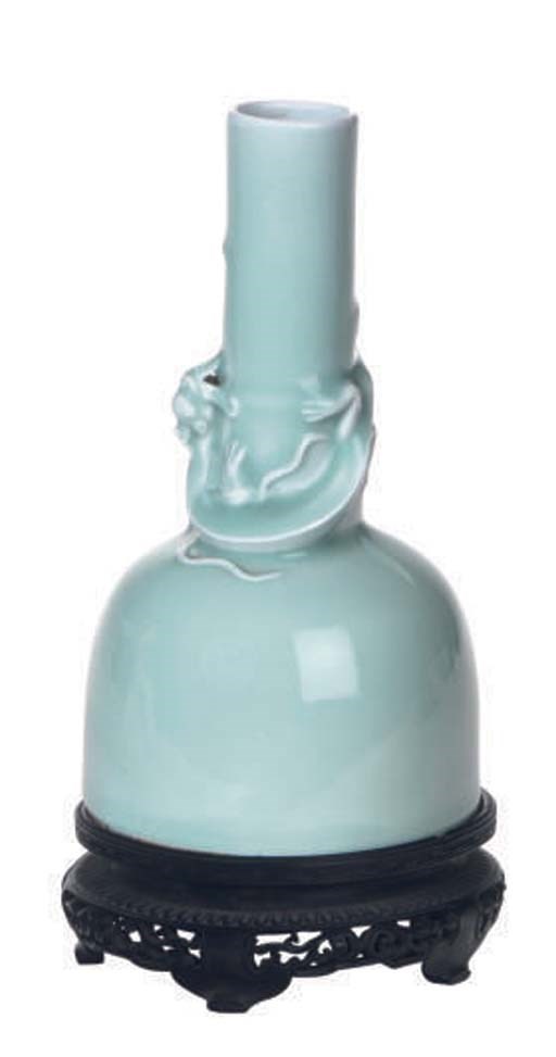 A CHINESE CELADON MALLET-SHAPED VASE,