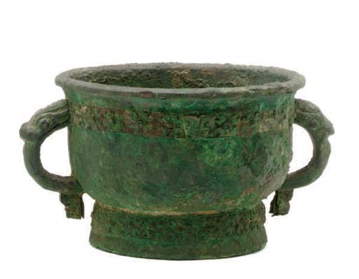 A CHINESE BRONZE TWO-HANDLED RITUAL FOOD VESSEL, GUI,