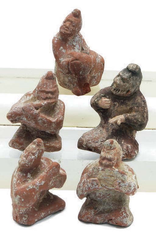 A SET OF FIVE SMALL CHINESE POTTERY FIGURES OF ENTERTAINERS,