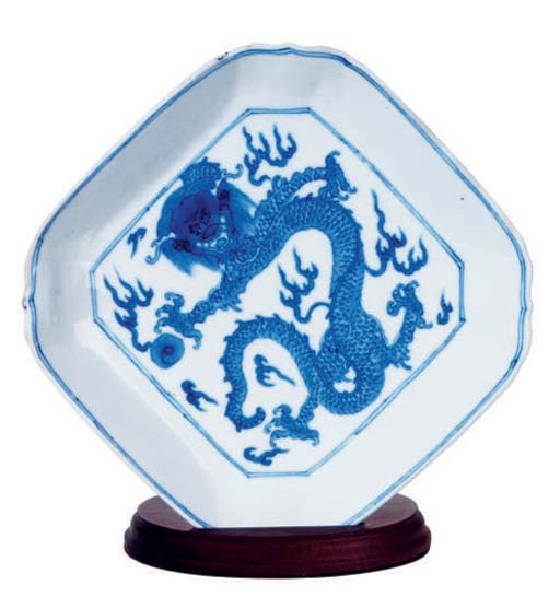 A CHINESE BLUE AND WHITE SQUARE-SHAPED DRAGON DISH,