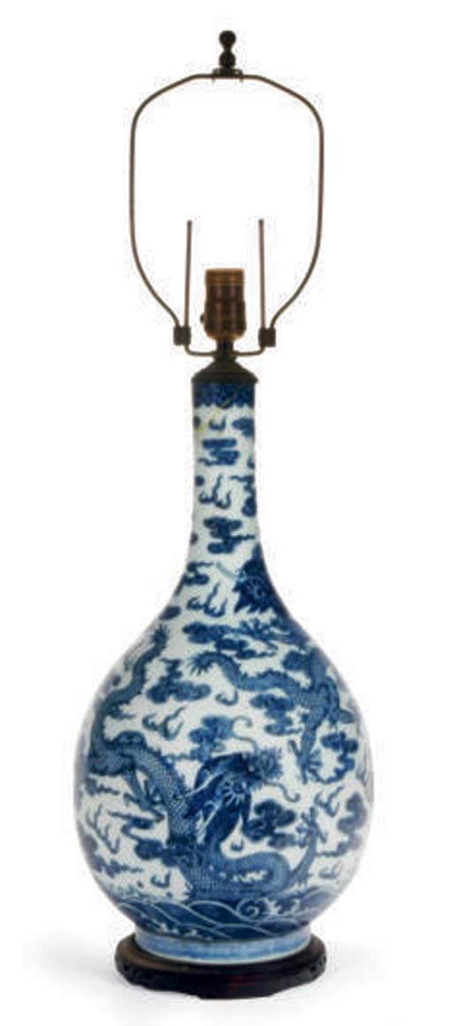 A CHINESE BLUE AND WHITE BOTTLE VASE,