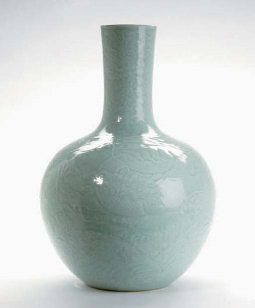 A LARGE CHINESE CELADON-GLAZED BOTTLE VASE,