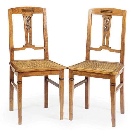A SET OF SIX OAK DINING CHAIRS,