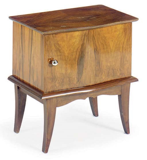 A PAIR OF ART MODERNE WALNUT BEDSIDE TABLES,