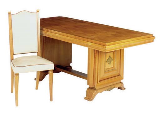 AN ART DECO DINING WALNUT TABLE TOGETHER WITH SIX CHAIRS,