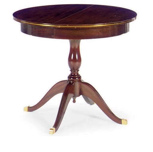 A FRENCH MAHOGANY CIRCULAR EXTENSION DINING TABLE,