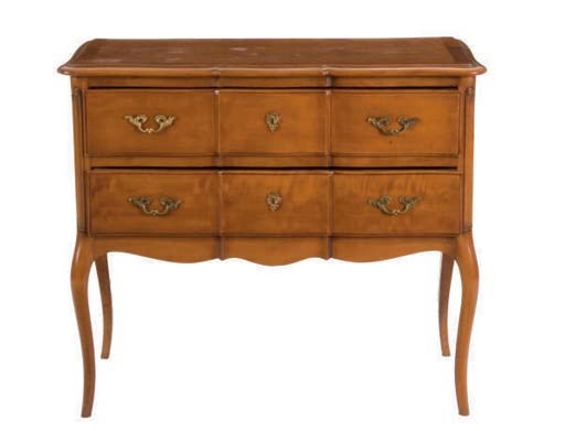 AN AMERICAN MAHOGANY SHAPED FRONT CHEST OF DRAWERS,