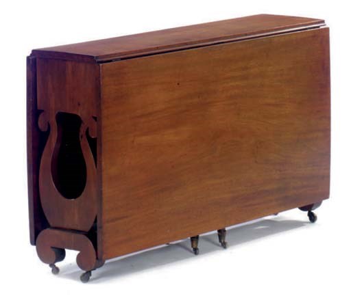 AN AMERICAN MAHOGANY DROP LEAF DINING TABLE,