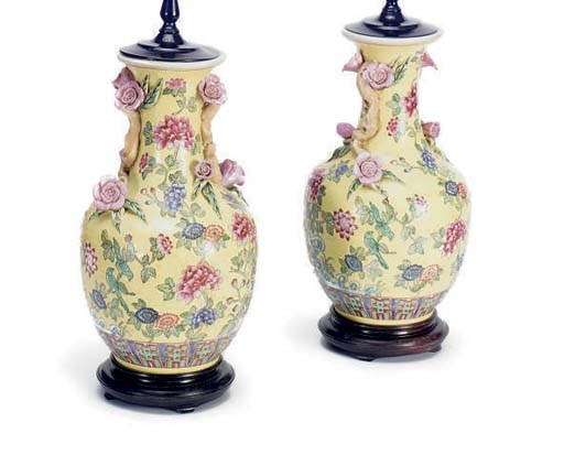TWO PAIRS OF CHINESE PORCELAIN LAMPS,