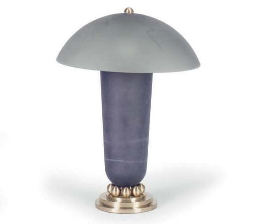 AN ART DECO STYLE OPAQUE GLASS AND POLISHED BRASS DESK LAMP,