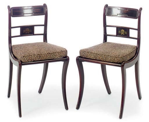 A PAIR OF REGENCY CALAMANDER AND BRASS-INLAID MAHOGANY SIDE CHAIRS,