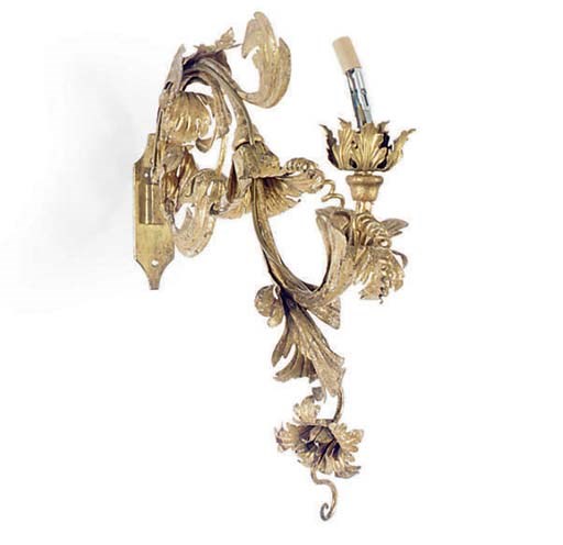 A PAIR OF GILT METAL SINGLE BRANCH WALL LIGHTS,