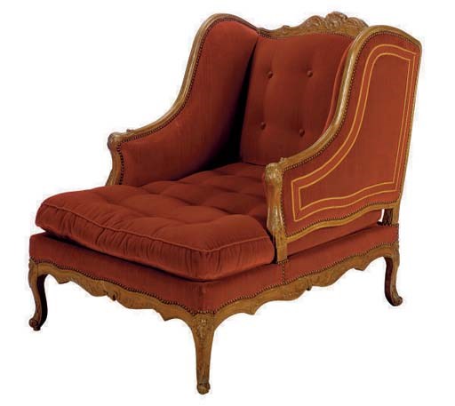 A CARVED BEECHWOOD BUTTON-TUFTED UPHOLSTERED CHAISE LONGUE,