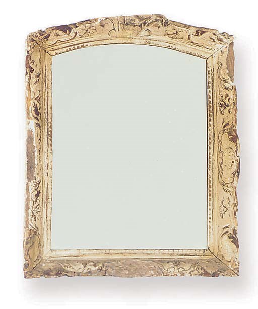 A WHITE PAINTED CARVED GILTWOOD MIRROR,