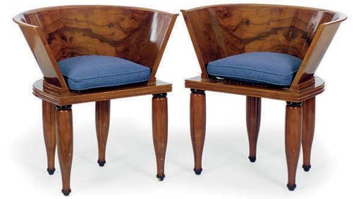 A PAIR OF WALNUT VENEERED AND EBONISED TUB CHAIRS,