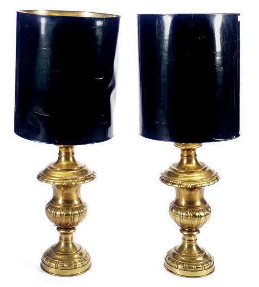 A PAIR OF BRASS URN-SHAPED LAMPS,