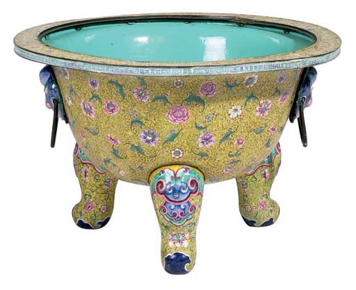 A LARGE CHINESE PAINTED ENAMEL TRIPOD JARDINIERE