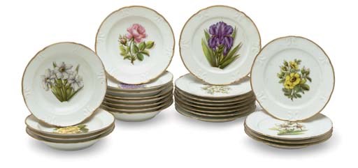 A JACOB PETIT PORCELAIN PART DINNER SERVICE