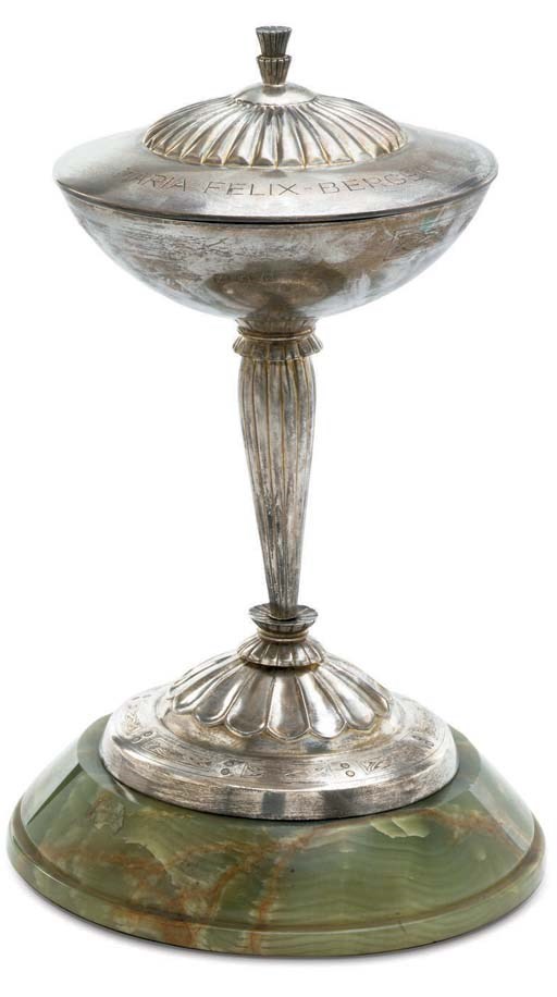 A HORSE RACING CUP