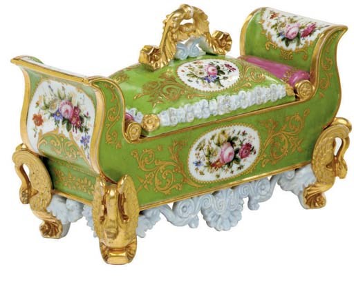 A JACOB PETIT PORCELAIN APPLE-GREEN GROUND ENCRIER AND COVER
