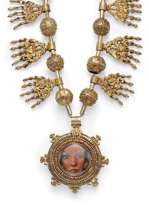 AN ENAMEL PENDANT NECKLACE