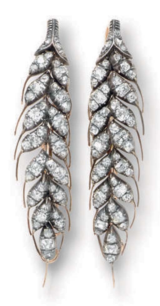 A PAIR OF ANTIQUE DIAMOND EAR PENDANTS