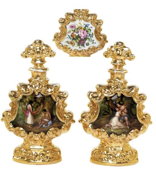 A PAIR OF FRENCH GOLD-GROUND SCENT-BOTTLES AND STOPPERS