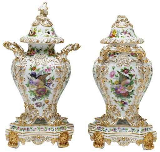A PAIR OF JACOB PETIT PORCELAIN POT-POURRI VASES, COVERS AND STANDS