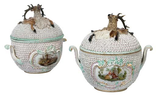 A PAIR OF LARGE MEISSEN PORCELAIN SCHNEEBALLEN TWO-HANDLED HUNTING PUNCH BOWLS AND COVERS