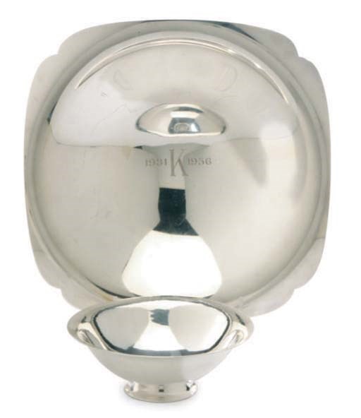 A GROUP OF ENGLISH AND AMERICAN SILVER AND SILVER-PLATED TABLE ARTICLES,