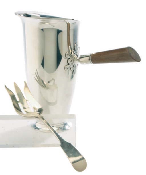A GROUP OF AMERICAN AND ENGLISH SILVER AND SILVER-PLATED TABLE ARTICLES,