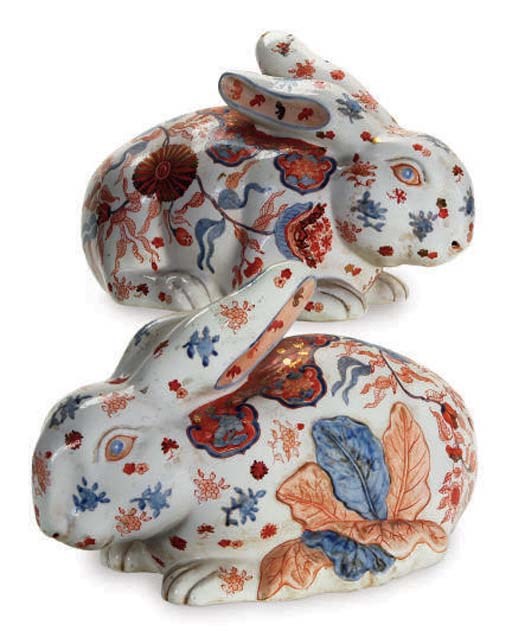 A PAIR OF CHINESE IMARI STYLE RABBITS,