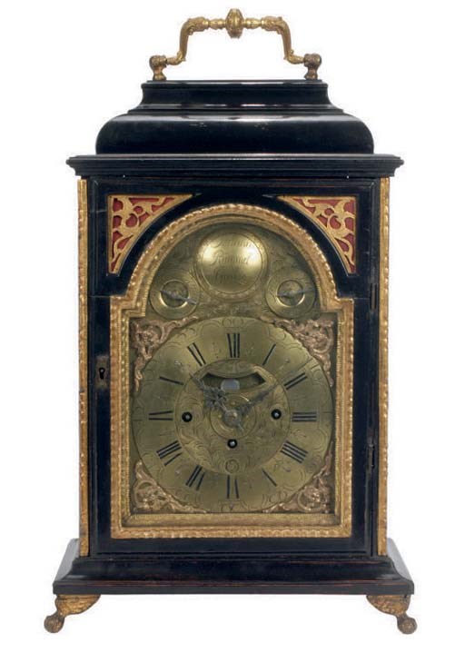 A CONTINENTAL GILTWOOD AND EBONISED MANTEL CLOCK,