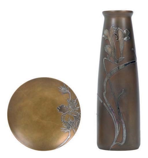 AN INLAID SILVER BRONZE VASE AND SMALL PLATE,